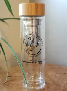 Bouteille en verre double paroi Gaïa Terre-Happy® avec infuseur large en inox, idéale pour savourer tisanes et thés en feuilles entières, élégante et durable.