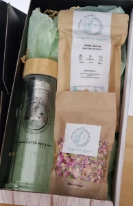 Coffret cadeau de Noël Cœur Gaïa Terre-Happy ouvert, contenant une bouteille infuseur, un thé blanc et une tisane Rose d’Amour.