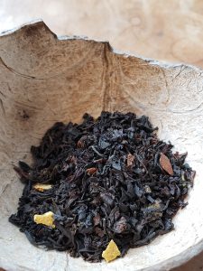 Thé noir Gaïa Cola en vrac, mélange bio parfumé aux notes de cola, d’agrumes et d’épices, présenté en gros plan