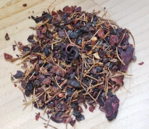 Infusion rubis Délice d'Été à l'hibiscus, cynorrhodon, queue de cerise et framboise, à boire chaude ou glacée.