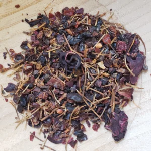 Infusion rubis Délice d'Été à l'hibiscus, cynorrhodon, queue de cerise et framboise, à boire chaude ou glacée.